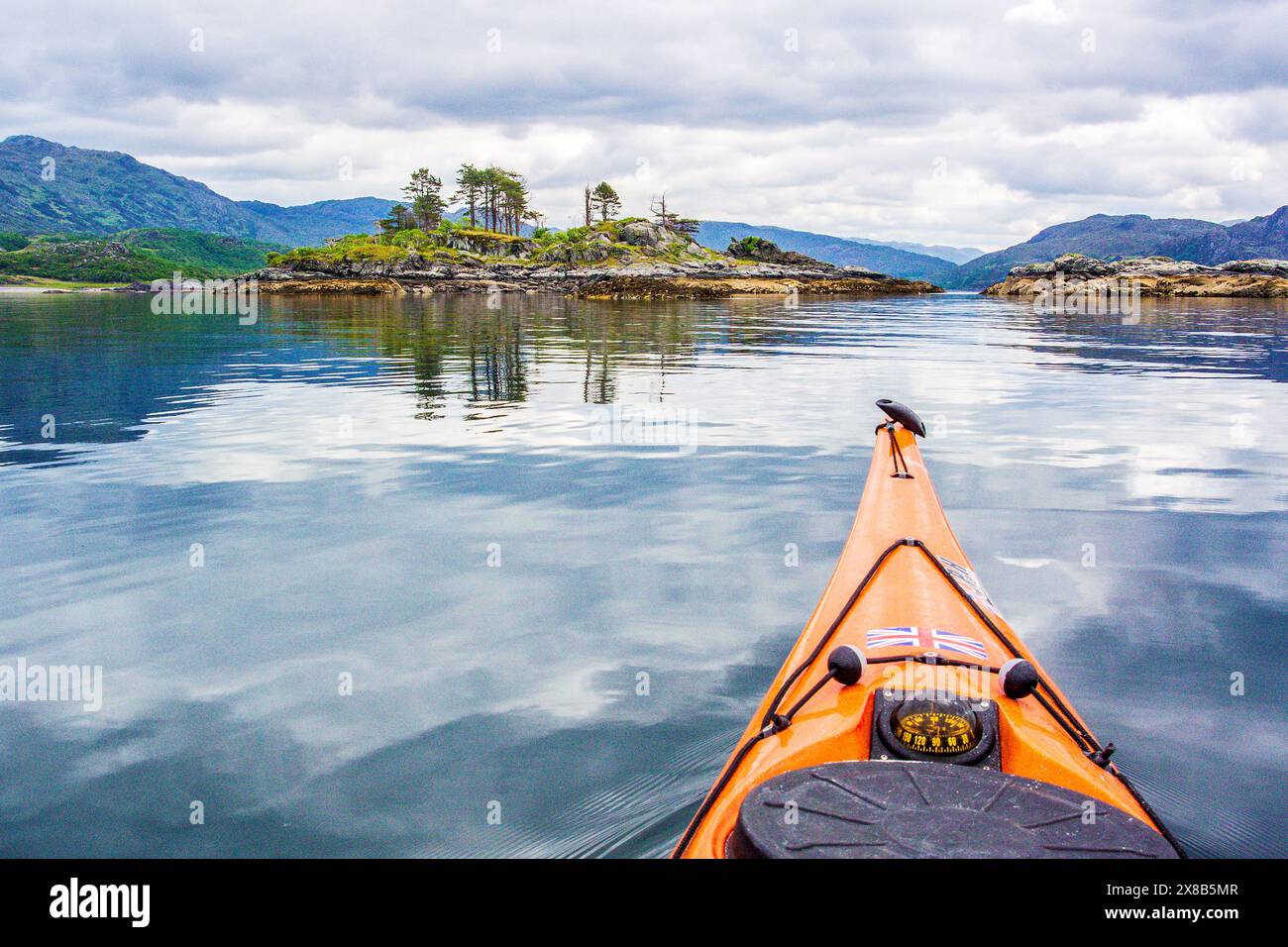 Kayak sul Loch nan Uamh vicino ad Arisaig, sulla costa occidentale della Scozia Foto Stock