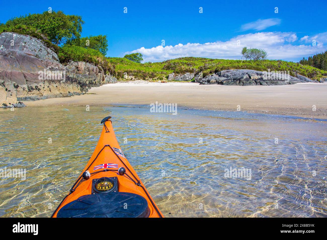 Un kayak da mare che si avvicina alla spiaggia conosciuta come The Singing Sands, o Camas an Lighe sulla penisola di Ardnamurchan, in Scozia Foto Stock