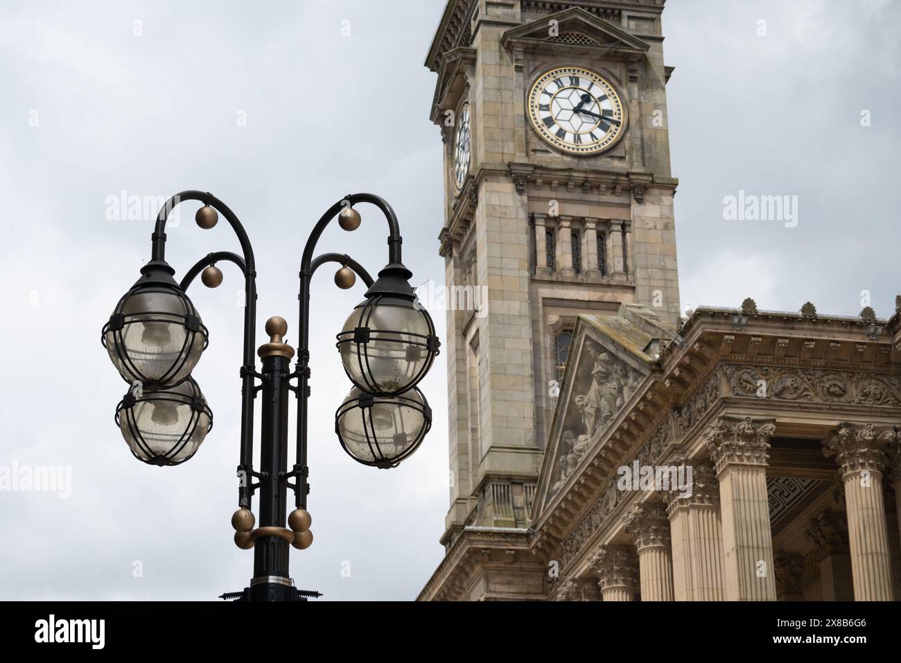 Street Lights e Birmingham Museum and Art Galley, Birmingham, UKJ Foto Stock