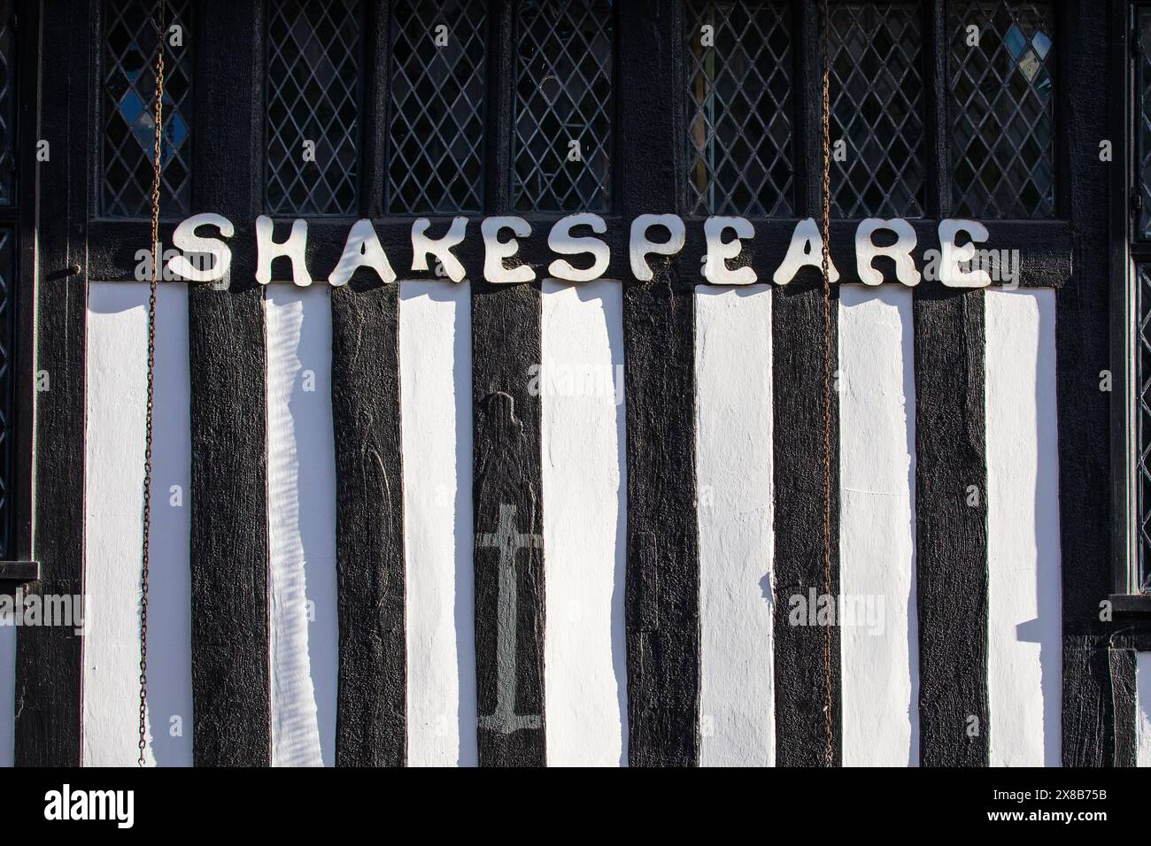 Stratford-upon-Avon, Regno Unito - 12 febbraio 2024:primo piano della parola Shakespeare all'esterno del Mercure Shakespeare Hostelrie Hotel a Stratford- Foto Stock