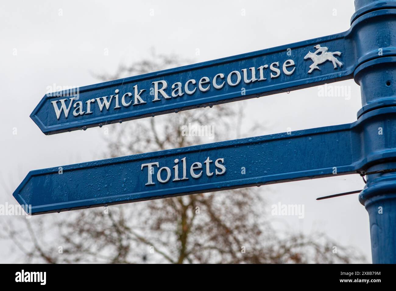 Indicazioni per l'incantevole città di Warwick, Regno Unito, che indicano le indicazioni per l'ippodromo di Warwick e i bagni locali. Foto Stock