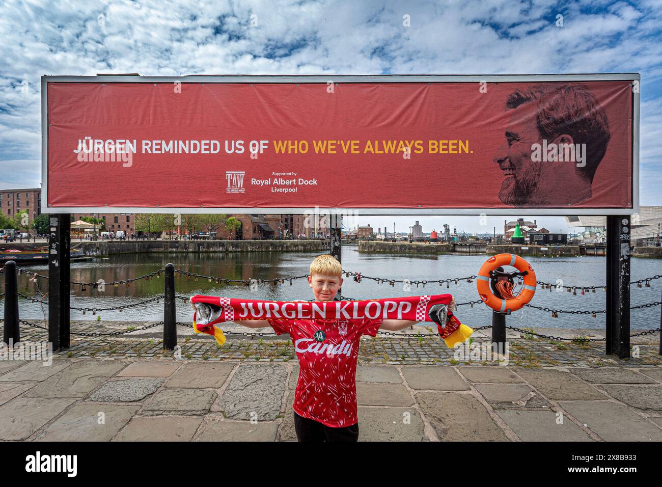 Un cartellone con un giovane tifoso fuori dal Royal Albert Docks prima dell'ultima partita di Jurgen Klopp come allenatore del Liverpool. Foto Stock