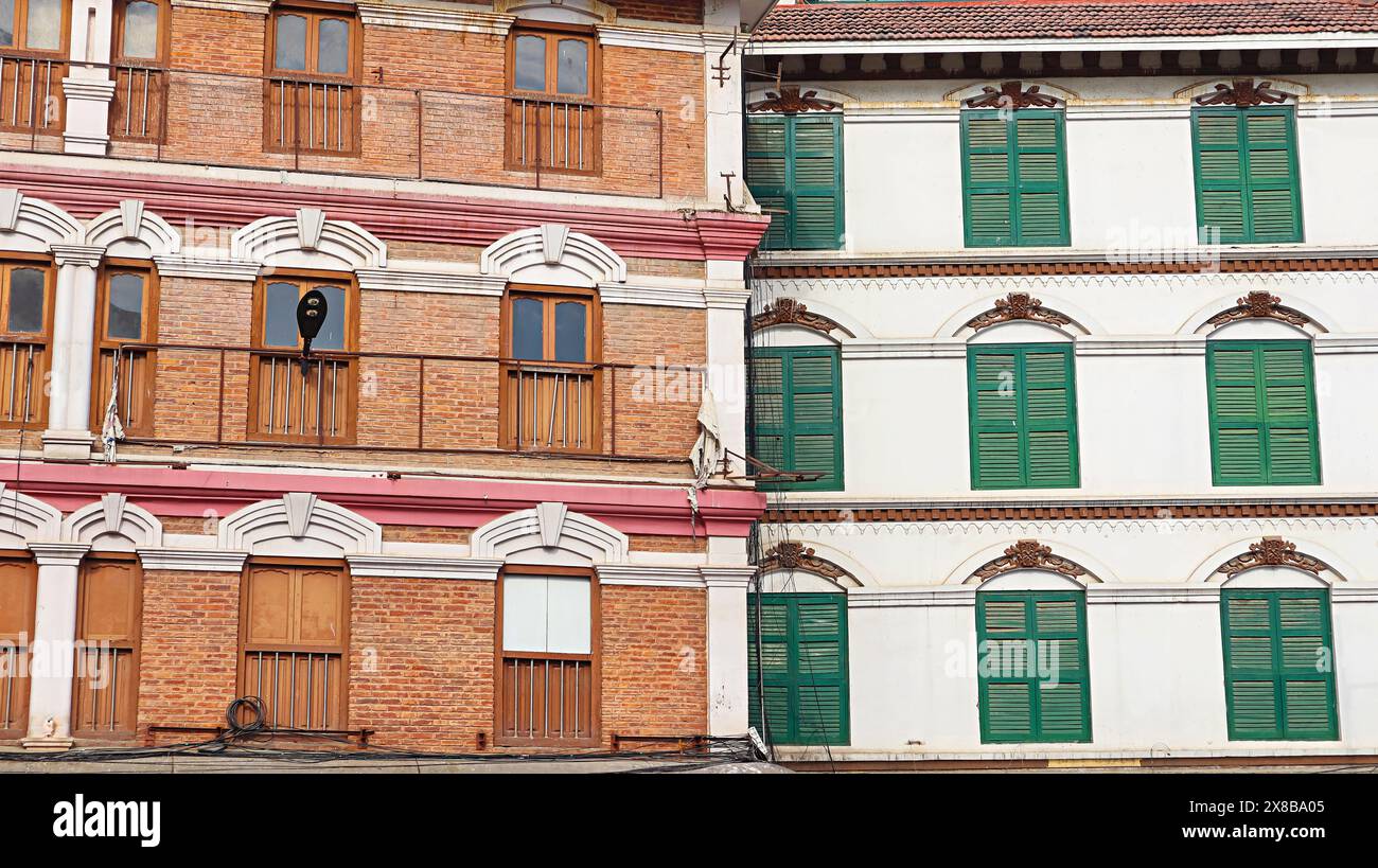 Vista della vecchia e nuova architettura sulla strada di Kathmandu, Nepal. Foto Stock
