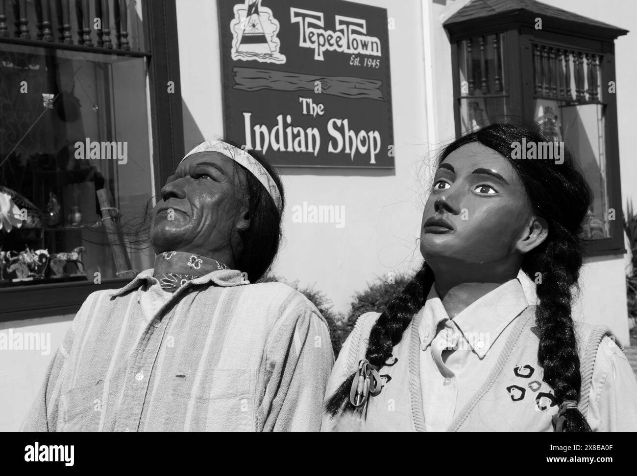 Statue in legno di coppie indiane in una strada di St. Augustine, Florida, Stati Uniti. Foto Stock