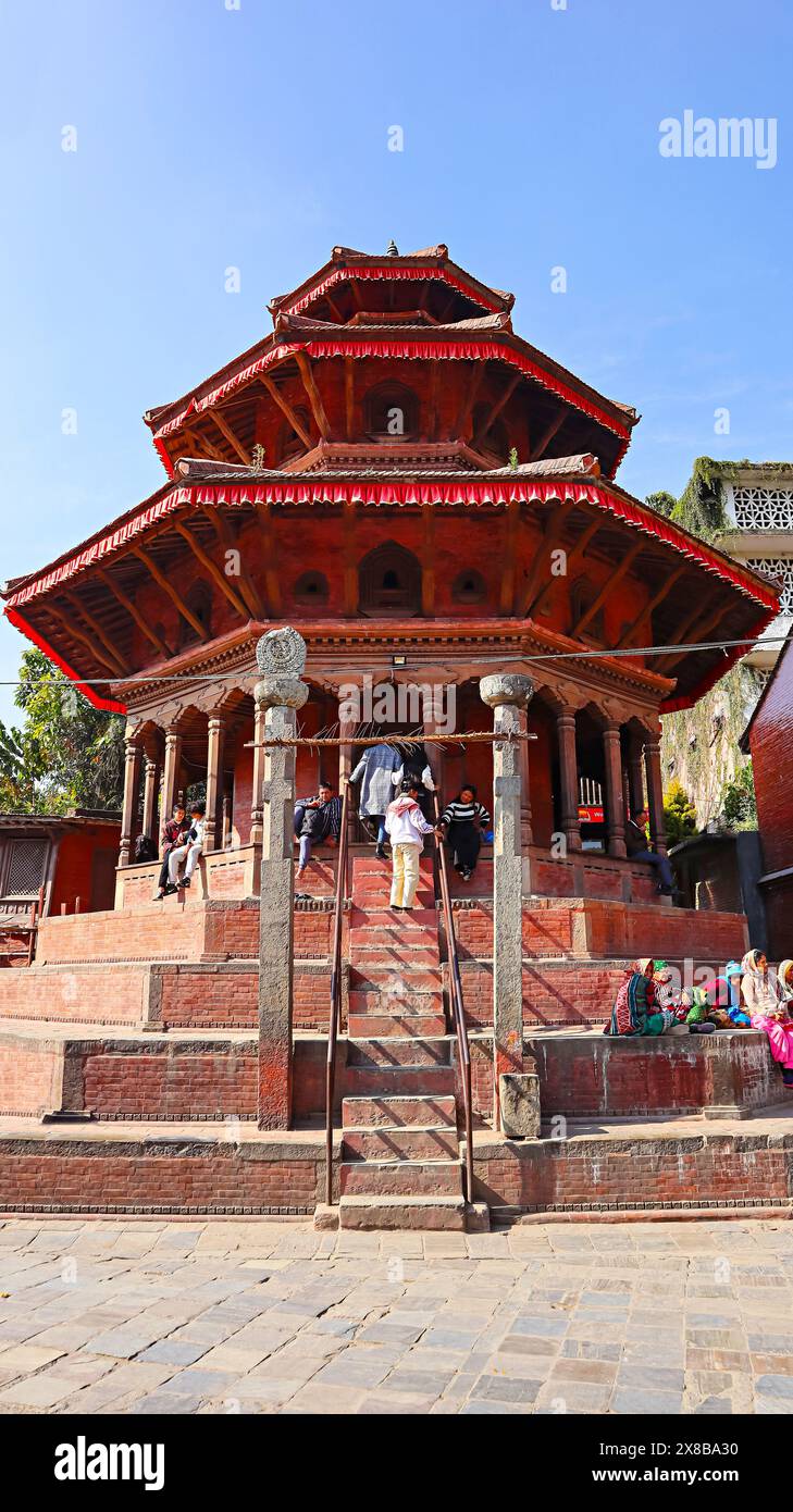 NEPAL, KATHMANDU, dicembre 2023, turista al tempio Chyasin Degal Krishna, costruito nel 1649 dal re Pratap Malla, Piazza Durbar di Kathmandu Foto Stock