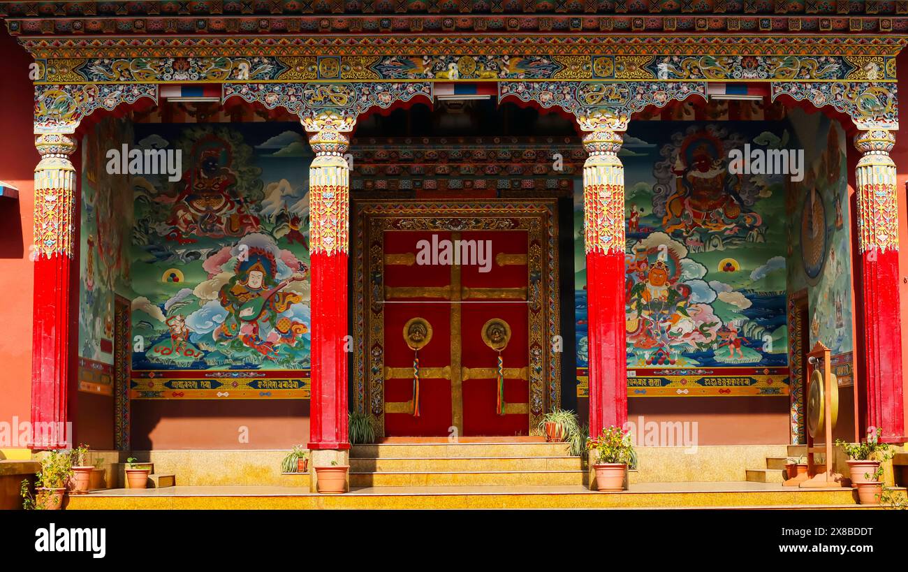 Vista del monastero di Tharlam vicino a Boudhanath Stupa, Kathmandu, Nepal. Foto Stock