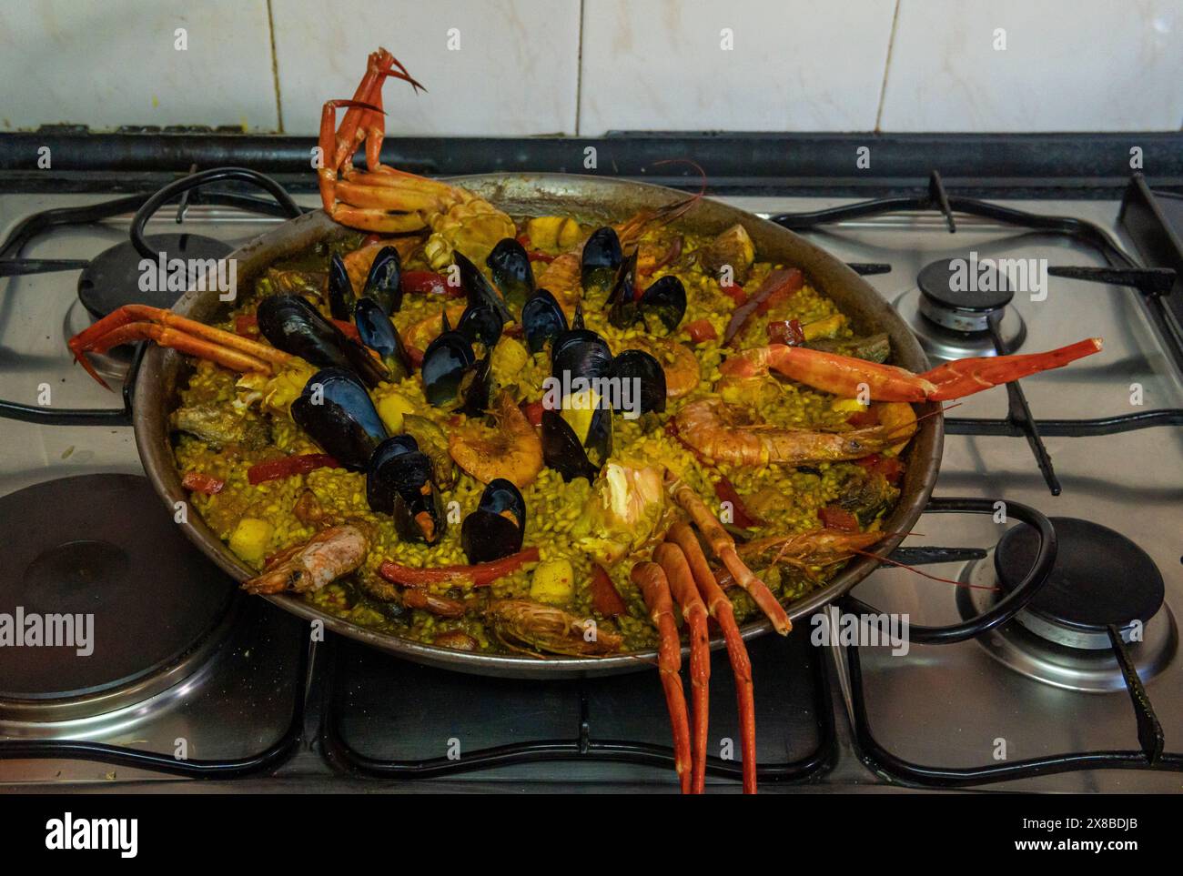 Primo piano di una paella di pesce in una paella. Immagine della gastronomia mediterranea spagnola Foto Stock