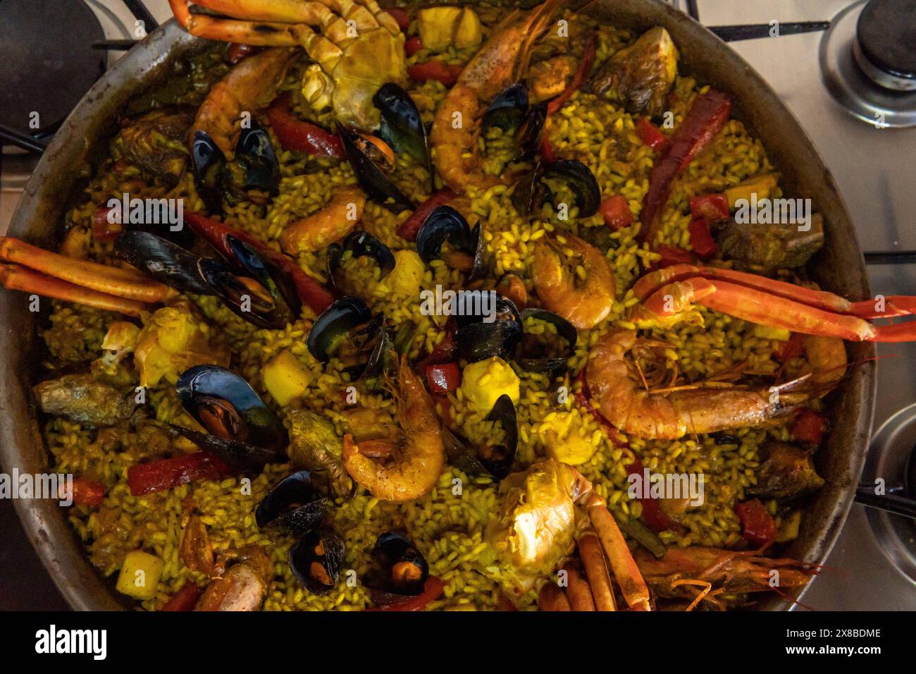 Primo piano di una paella di pesce in una paella. Immagine della gastronomia mediterranea spagnola Foto Stock