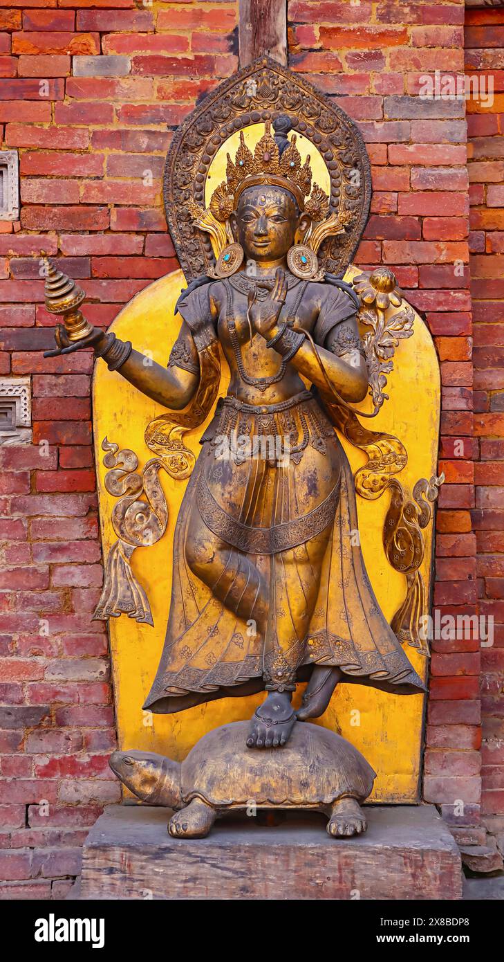 Statua della dea del fiume Ganga, Sundari Chowk, Piazza Patan Darbar, Patan, Kathmandu, Nepal. Foto Stock