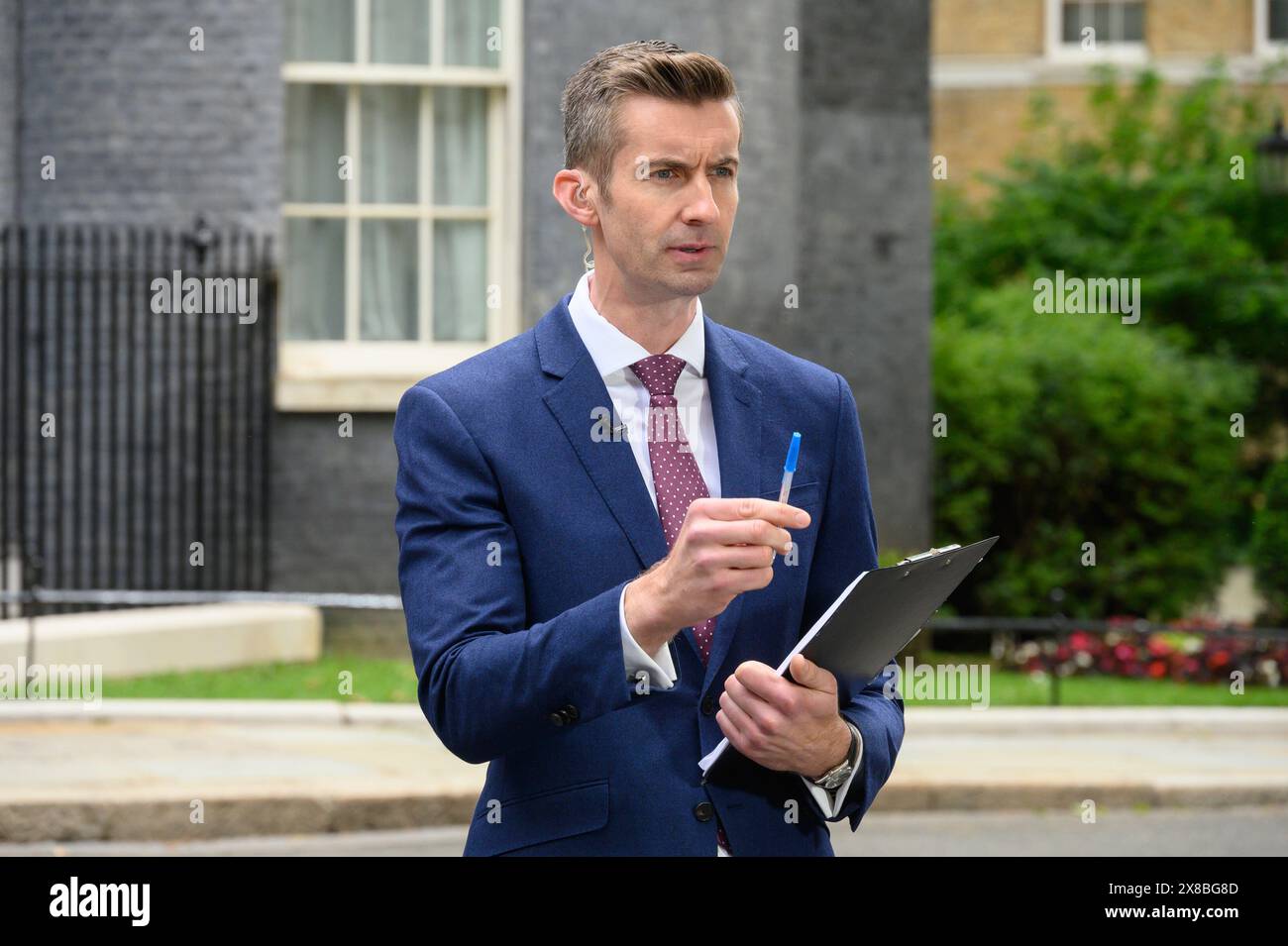 Ben Thompson (presentatore della BBC) presentò da Downing Street il giorno dopo l'annuncio delle elezioni generali - 23 maggio 2024. Foto Stock