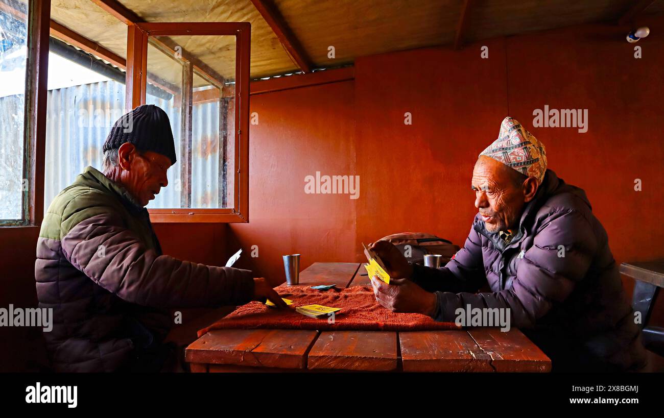 NEPAL, SAILUNG, dicembre 2023, Old men playing cards Foto Stock