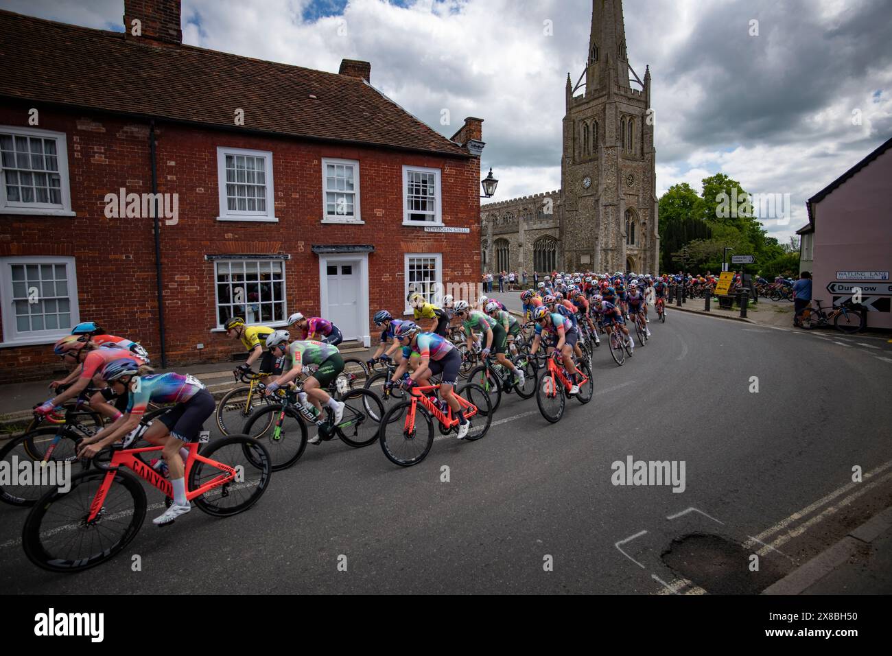 Thaxted, Inghilterra Regno Unito GB. 24 maggio 2024. Ford Ride London The Classique - una gara su strada UCI Women's WorldTour 1-24 maggio 2024 vista qui passare attraverso Thaxted nella gara di 159 km della prima tappa Saffron Walden a Colchester attraverso il North Essex. The Classique - una gara su strada UCI Women's WorldTour i migliori team e piloti del mondo tornano a prendere parte alla Ford RideLondon, una gara UCI Women's WorldTour, tra venerdì 24 maggio e domenica 26 maggio. Crediti: BRIAN HARRIS/Alamy Live News Foto Stock