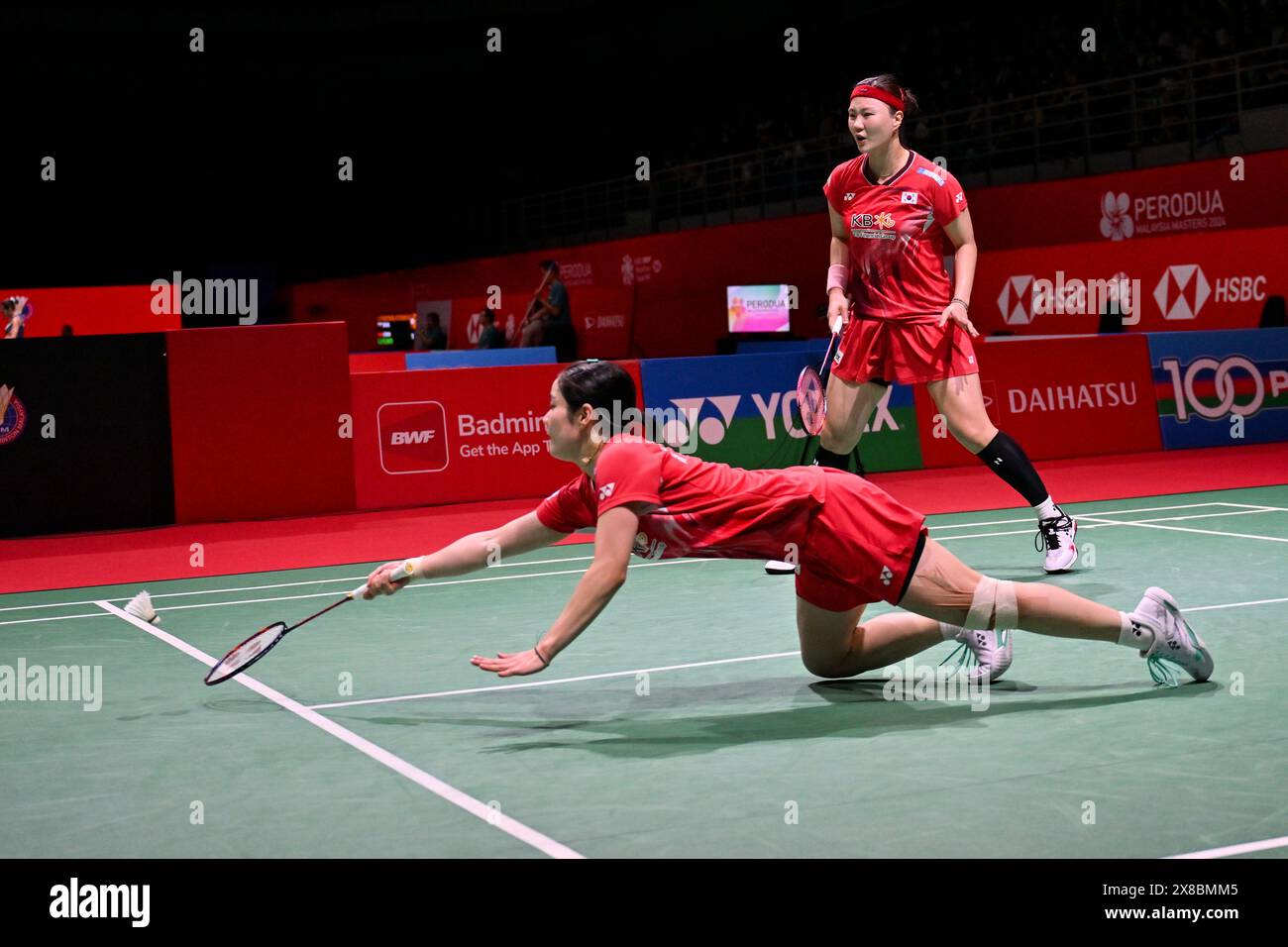 Kuala Lumpur, Malesia. 24 maggio 2024. Lee Yu Lim(Bottom)/Shin Seung Chan della Corea del Sud ha fatto ritorno durante il match di doppio femminile tra Keng Shuliang/Zhang chi della Cina e Lee Yu Lim/Shin Seung Chan della Corea del Sud al Malesia Masters 2024 a Kuala Lumpur, Malesia, maggio. 24, 2024. Crediti: Cheng Yiheng/Xinhua/Alamy Live News Foto Stock