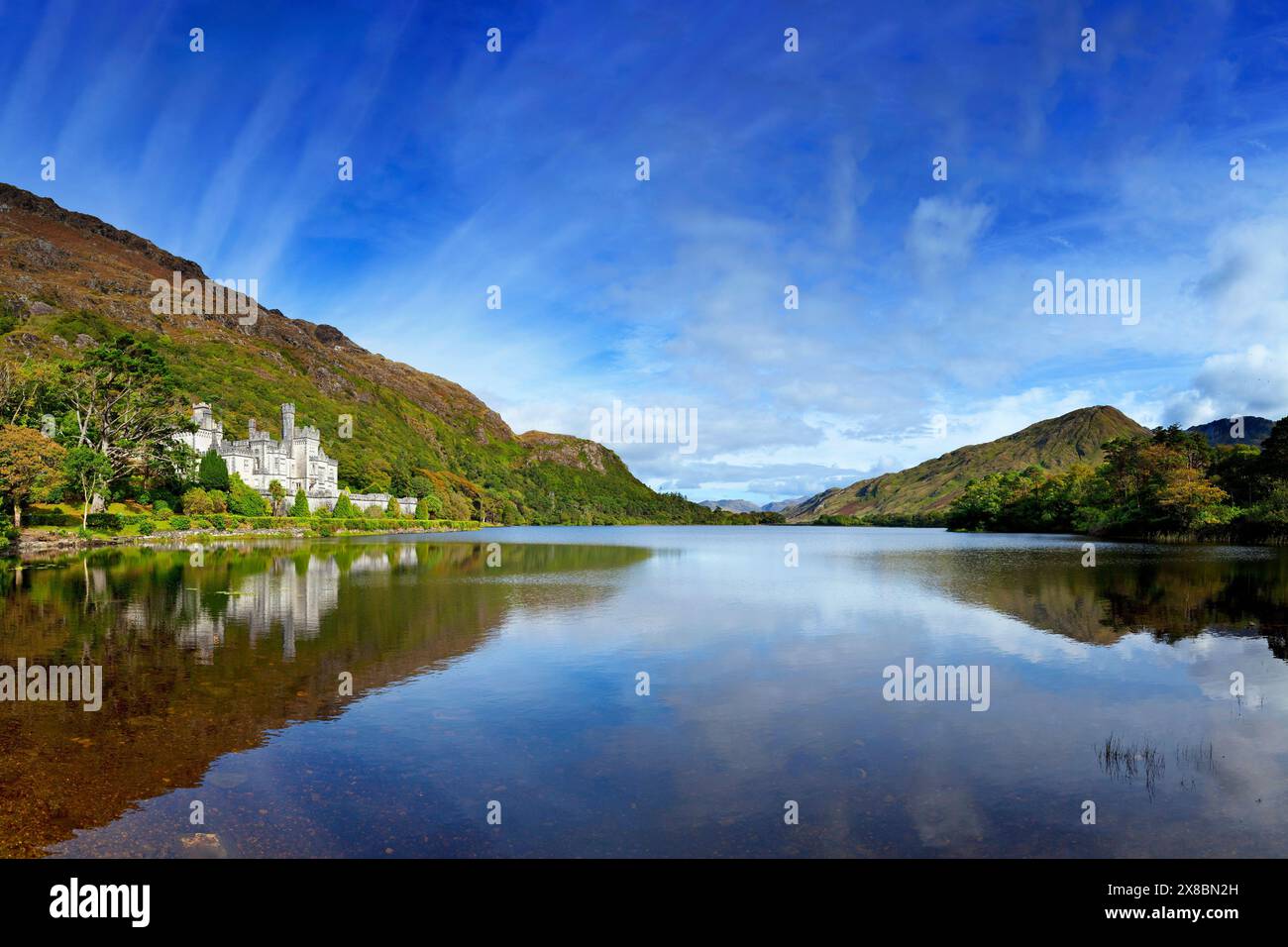 Kylemore Abbey, originariamente costruita come castello sul lato di Kylemore Lough, nel Connemara, Contea di Galway, Irlanda. Foto Stock