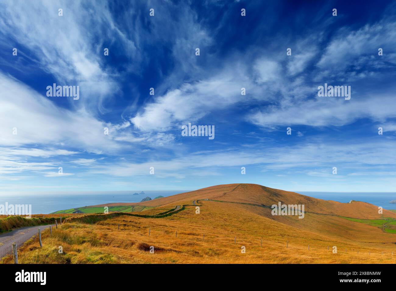 Il Coomanaspig Pass, in cima alla montagna, che porta a Portmagee sul Ring of Kerry, Contea di Kerry, Irlanda Foto Stock