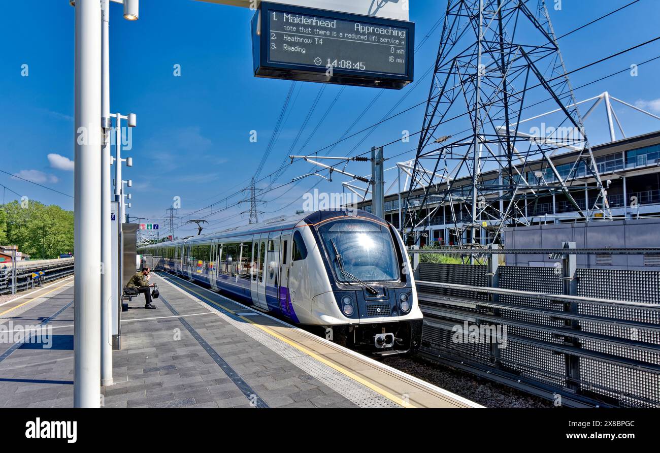 Elizabeth line servizio ferroviario urbano-suburbano ad alta frequenza a London Maiden Head train in arrivo a Custom House Station Foto Stock