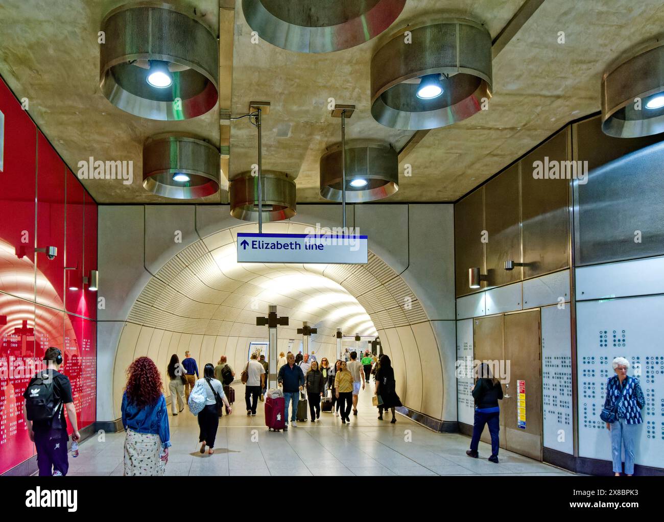 Elizabeth line servizio ferroviario urbano-suburbano ad alta frequenza a Londra passeggeri e un ingresso principale a una stazione Foto Stock