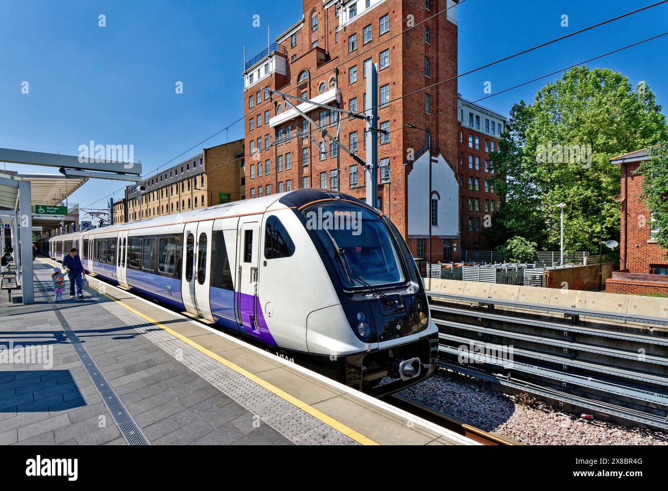 Elizabeth line servizio ferroviario urbano-suburbano ad alta frequenza a Londra treno che arriva a Custom House Station Foto Stock