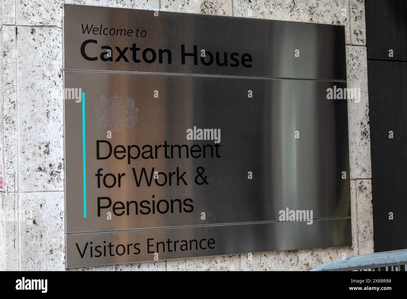 Londra, Regno Unito - 18 marzo 2024: Cartello all'ingresso di Caxton House, che è la sede del Dipartimento per il lavoro e le pensioni, situato in Tothill StRe Foto Stock