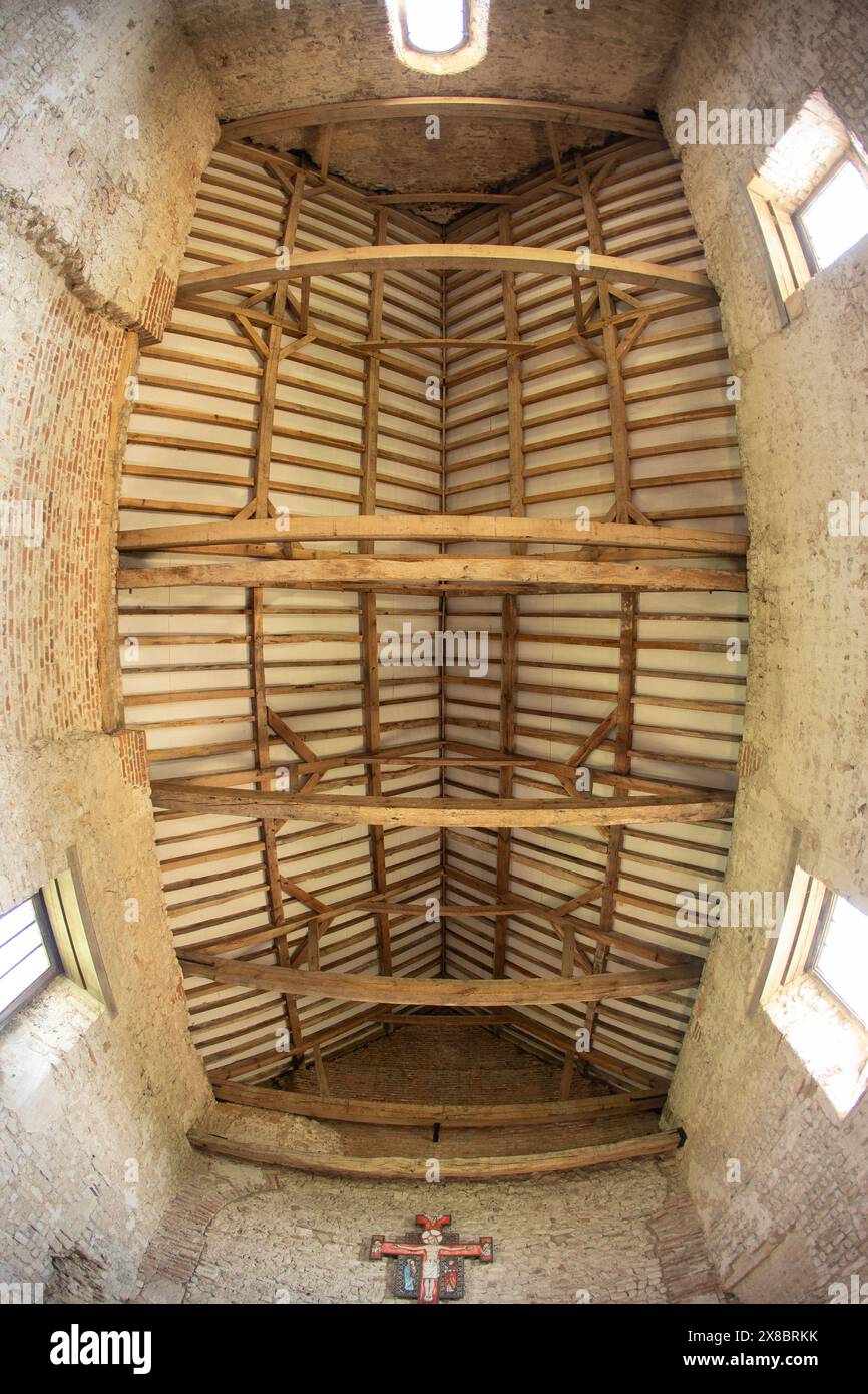 St Peter's Chapel, Bradwell on Sea, Essex Regno Unito. La Cappella di San Pietro sul muro. Una chiesa cristiana risalente agli anni 600-602. Foto Stock