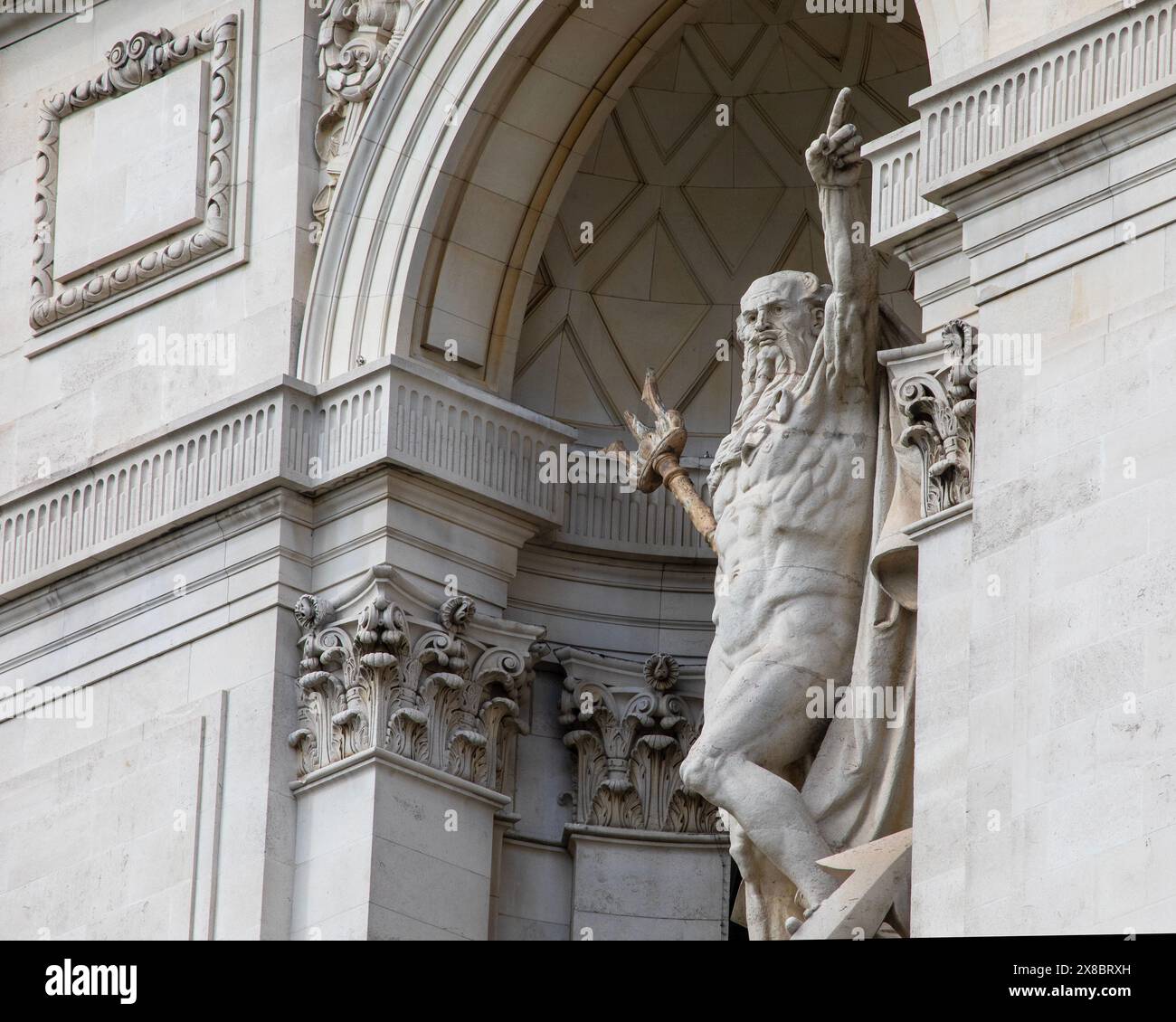 Una statua splendidamente scolpita del Vecchio padre Tamigi, sulla facciata dell'ex edificio Port of London Authority in Trinity Square a Londra, Regno Unito. Foto Stock