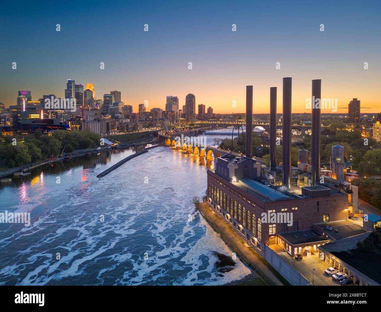 Minneapolis, Minnesota, Stati Uniti, skyline della città al crepuscolo. Foto Stock