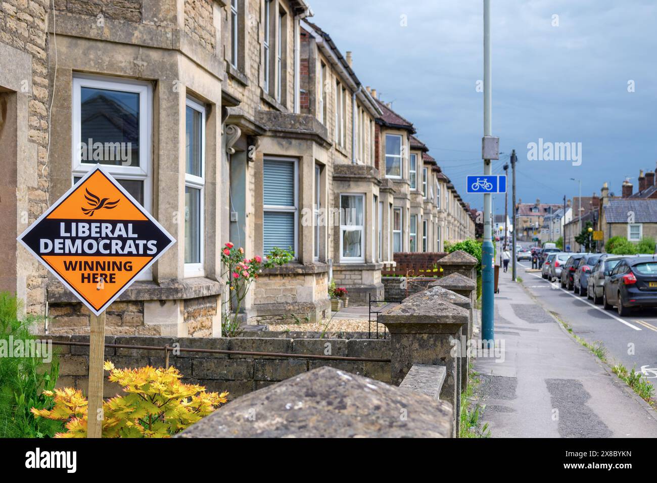 Chippenham, Wiltshire, Regno Unito, 24 maggio 2024. Nel collegio elettorale di Chippenham compaiono cartelli elettorali, Chippenham è uno dei seggi obiettivo dei liberaldemocratici. Dopo la revisione dei collegi di Westminster del 2023, fu creato un nuovo collegio di Melksham and Devizes e il deputato in carica di Chippenham, Michelle Donelan, annunciò che sarebbe stata in piedi per il nuovo collegio di Melksham and Devizes. Nelle prossime elezioni Sarah Gibson è la candidata dei liberali democratici, NIC Puntis è il candidato conservatore e il candidato laburista è Ravi Venkatesh. Crediti: Lynchpics/Alamy Live News Foto Stock