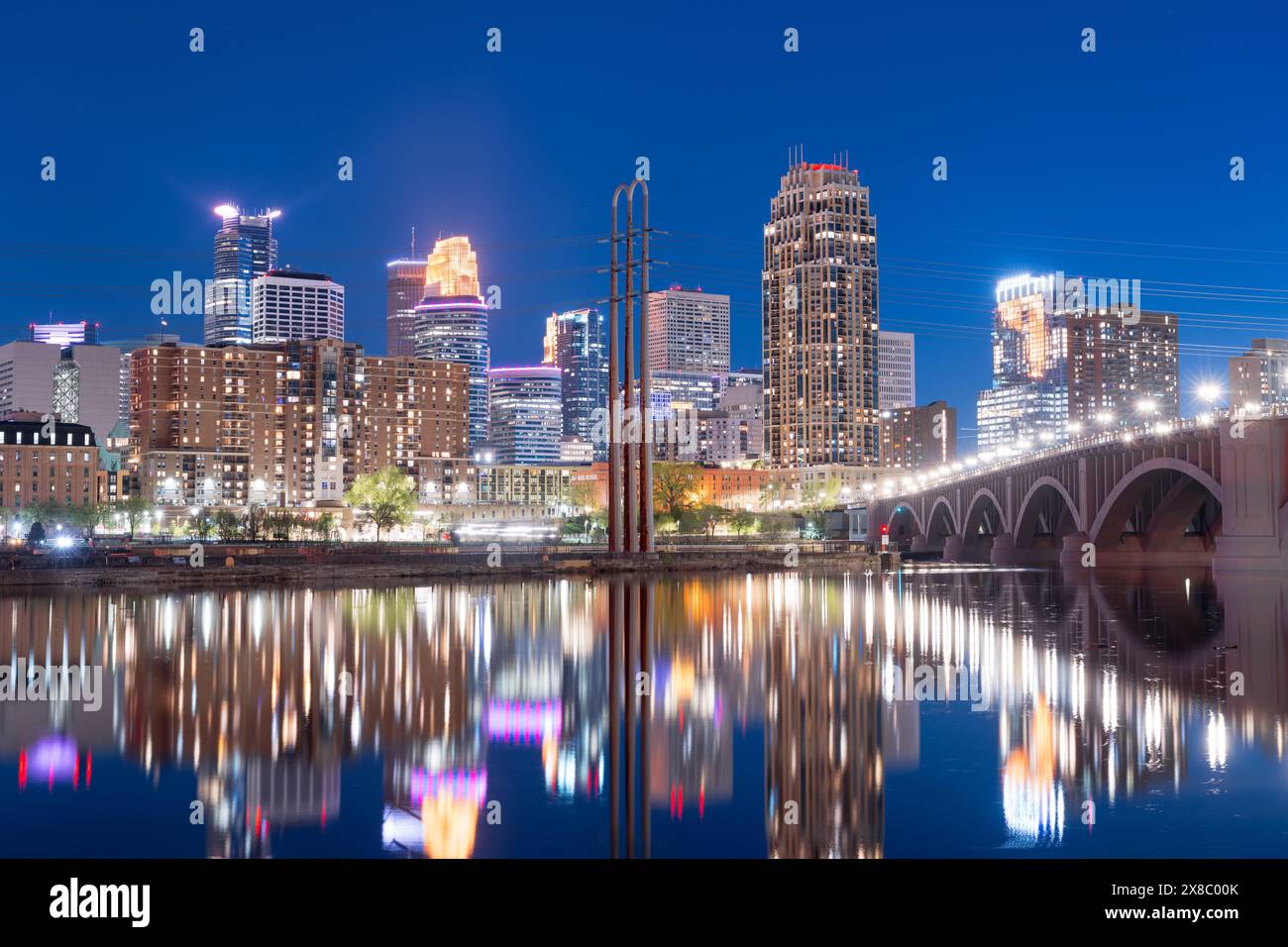 Minneapolis, Minnesota, Stati Uniti, skyline della città sul Mississippi all'ora blu. Foto Stock