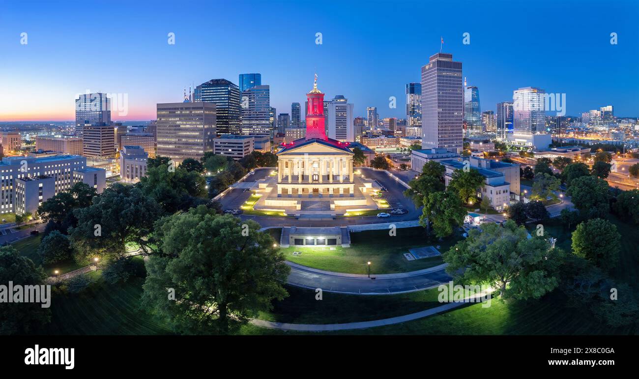 Nashville, Tennessee, Stati Uniti, skyline con il campidoglio dello stato all'ora blu. Foto Stock