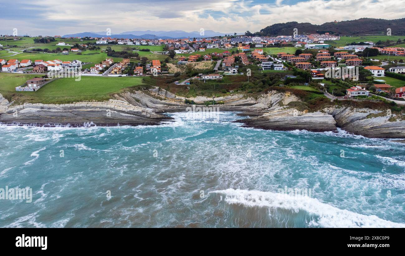 Vista aerea della costa con insolite formazioni rocciose stratificate, il tempestoso Oceano Atlantico. Costa Quebrada Geopark, Cantabria, Spagna Foto Stock