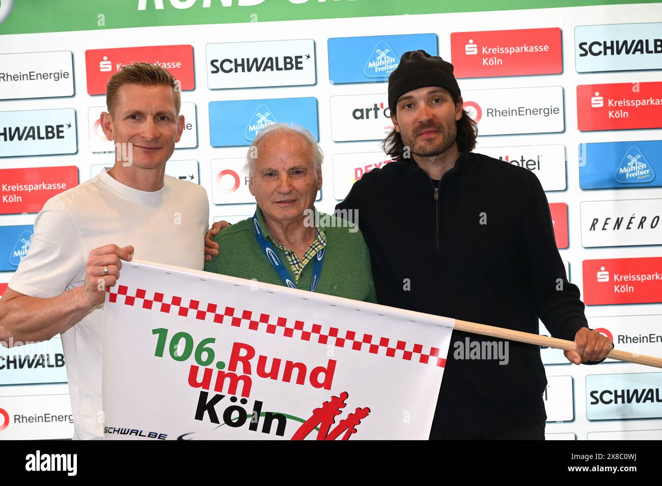 Colonia, Germania. 24 maggio 2024. Il ciclista Andre Greipel, l'ex organizzatore Artur Tabat e il ciclista Rick Zabel, l-r, alla conferenza stampa del classico ciclismo Rund um Köln che si svolge quest'anno per la 106esima volta. Crediti: Horst Galuschka/dpa/Alamy Live News Foto Stock