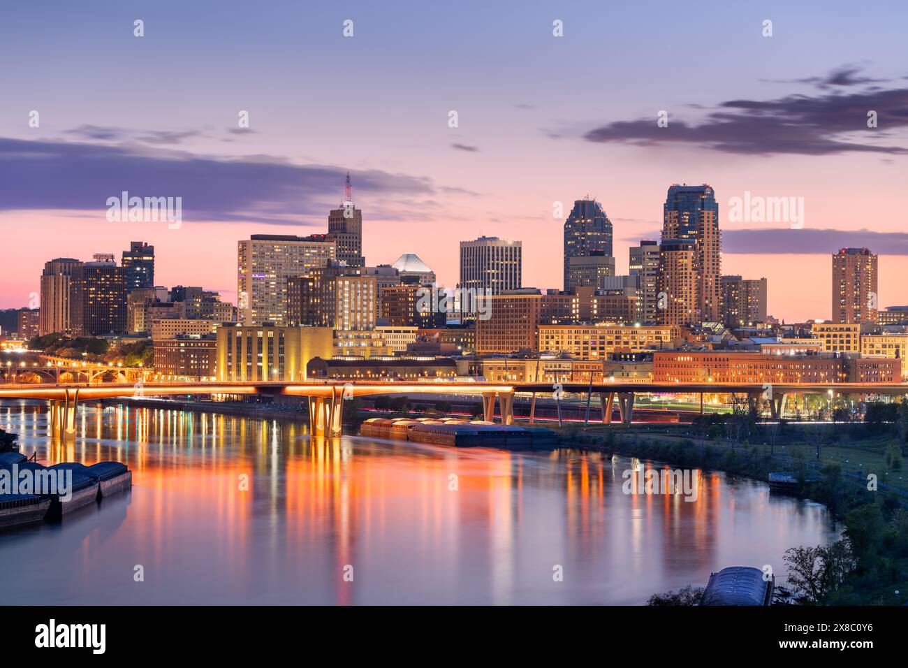 Saint Paul, Minnesota, Stati Uniti, skyline del centro cittadino sul fiume Mississippi al crepuscolo. Foto Stock