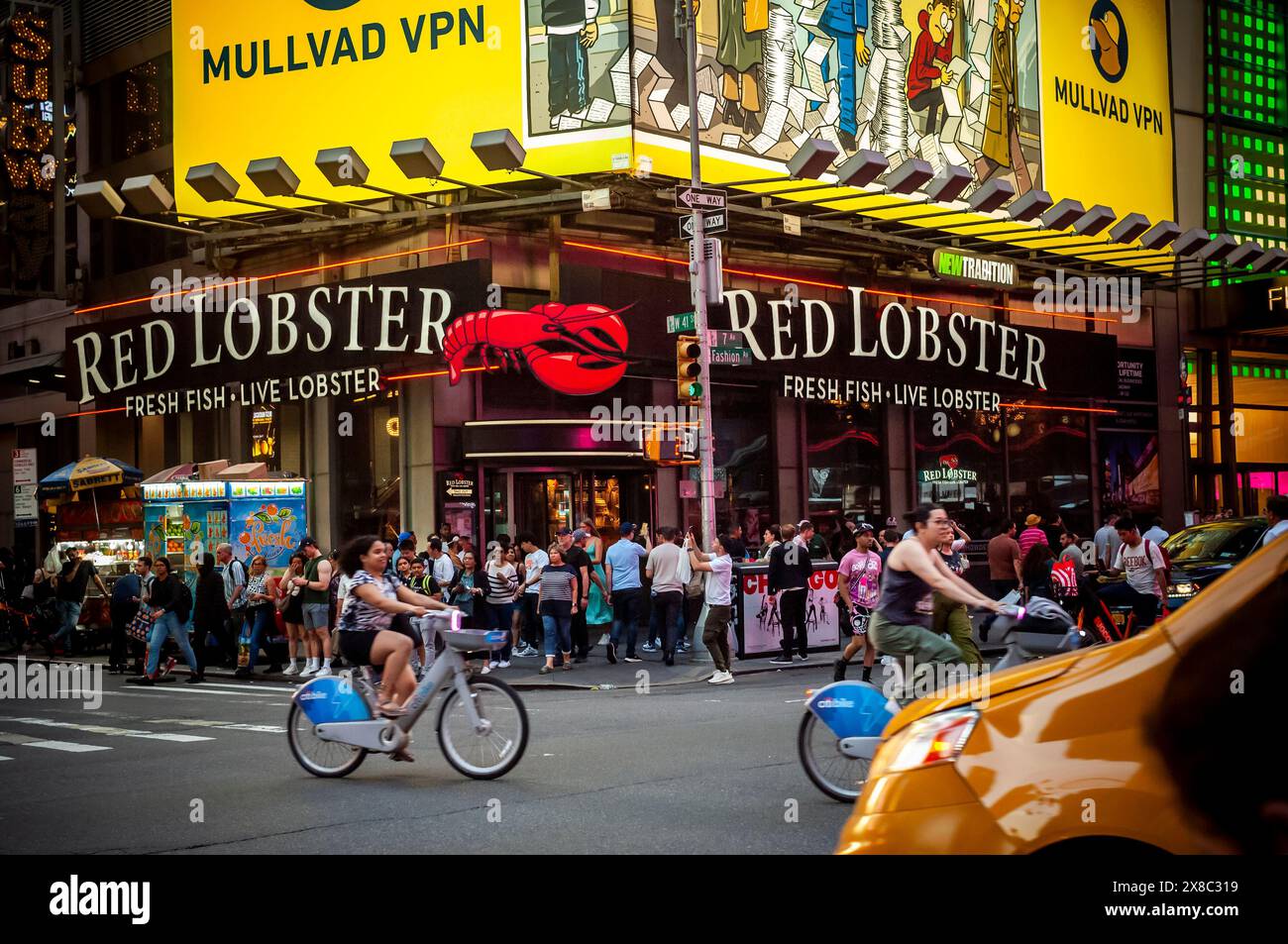 Un ristorante Red Lobster a Times Square a New York è visibile mercoledì 22 maggio 2024. La catena di prodotti ittici ha presentato istanza di protezione fallimentare e sta chiudendo decine di ristoranti. (© Richard B. Levine) Foto Stock