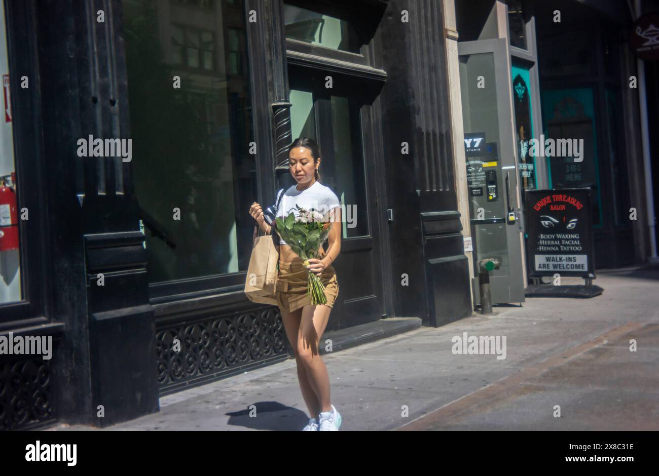Donna con fiori a Chelsea a New York domenica 19 maggio 2024. (© Richard B. Levine) Foto Stock