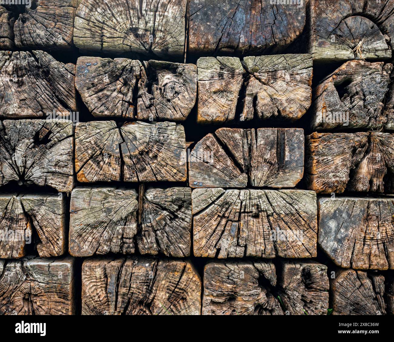 la struttura di legno con crepe e marcisce a causa delle condizioni atmosferiche e del tempo, è stata utilizzata per costruire binari ferroviari Foto Stock