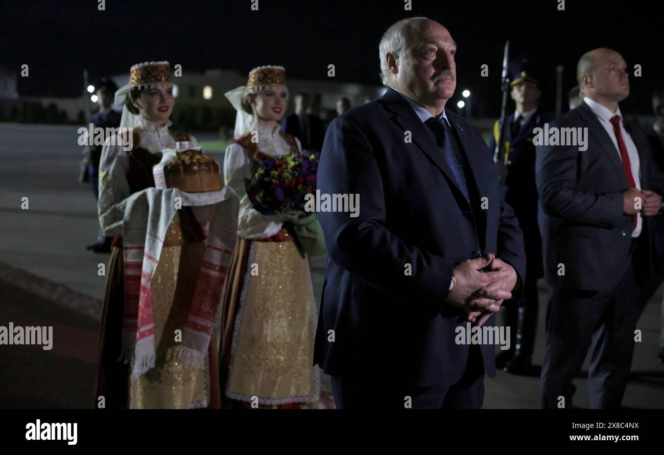 Minsk, Bielorussia. 23 maggio 2024. Il presidente bielorusso Alexander Lukashenko, attende l'arrivo del presidente russo Vladimir Putin all'aeroporto internazionale di Minsk, il 23 maggio 2024, a Minsk, Bielorussia. Crediti: Mikhail Metzel/piscina del Cremlino/Alamy Live News Foto Stock