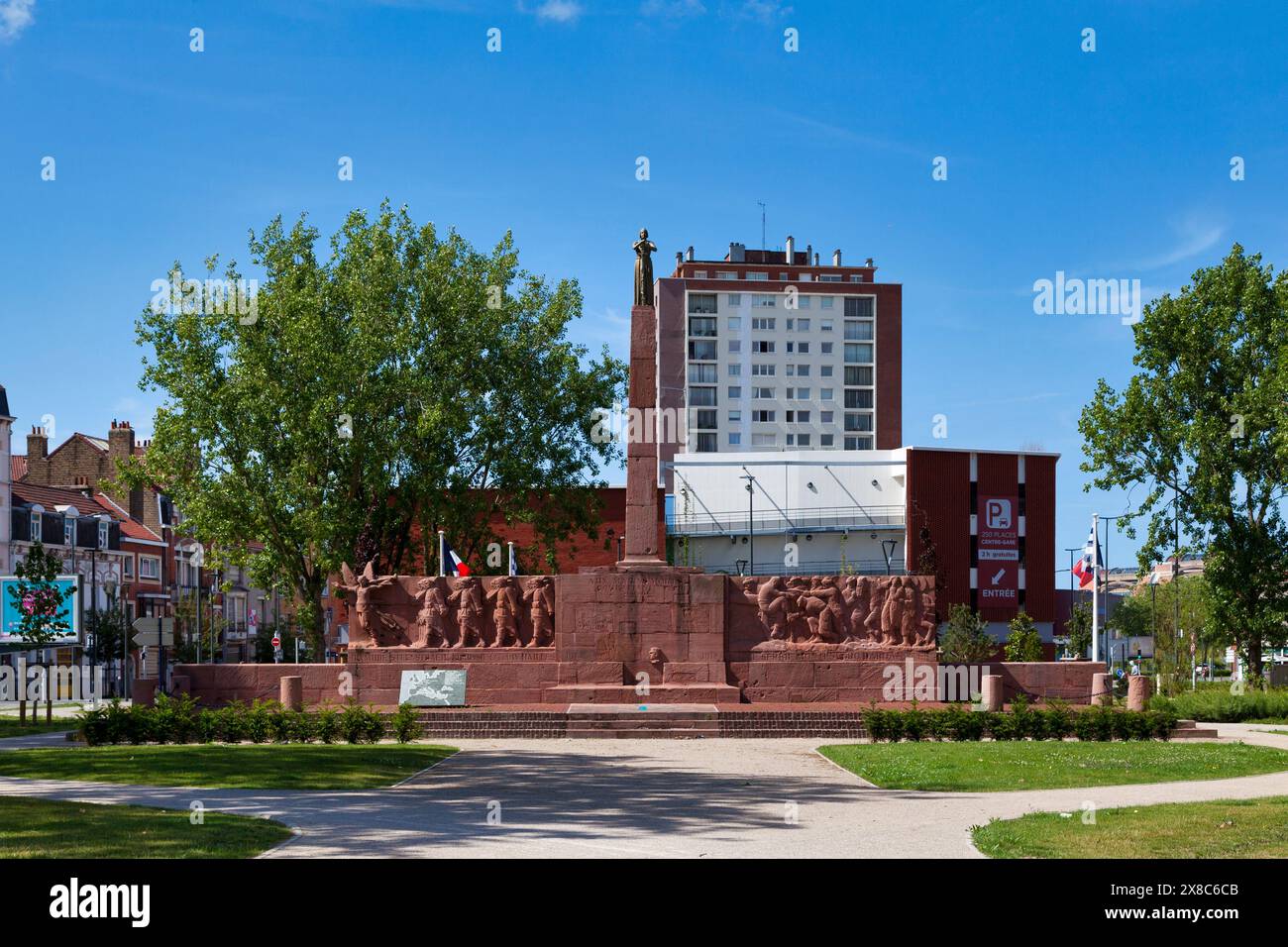 Dunkerque, Francia - 22 giugno 2020: Il monumento dei fucilieri marini (in francese: Monument des Fusiliers marins), creato dall'architetto Jean Morel e dal S Foto Stock