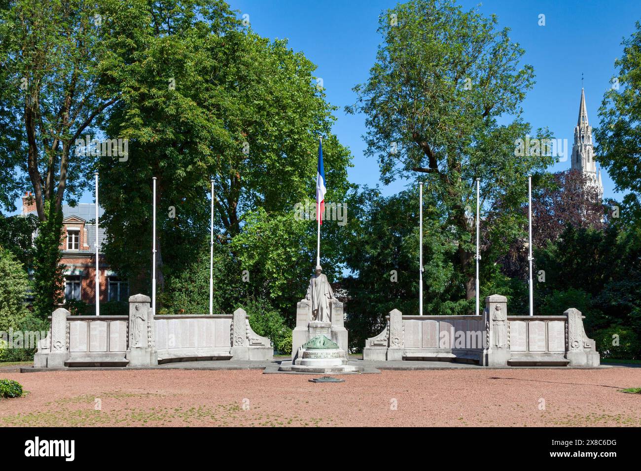 Valenciennes, Francia - 22 giugno 2020: Monumento ai morti della guerra del 1914-1918 inaugurato nel novembre 1924. È stato creato dall'architetto Henri Arm Foto Stock