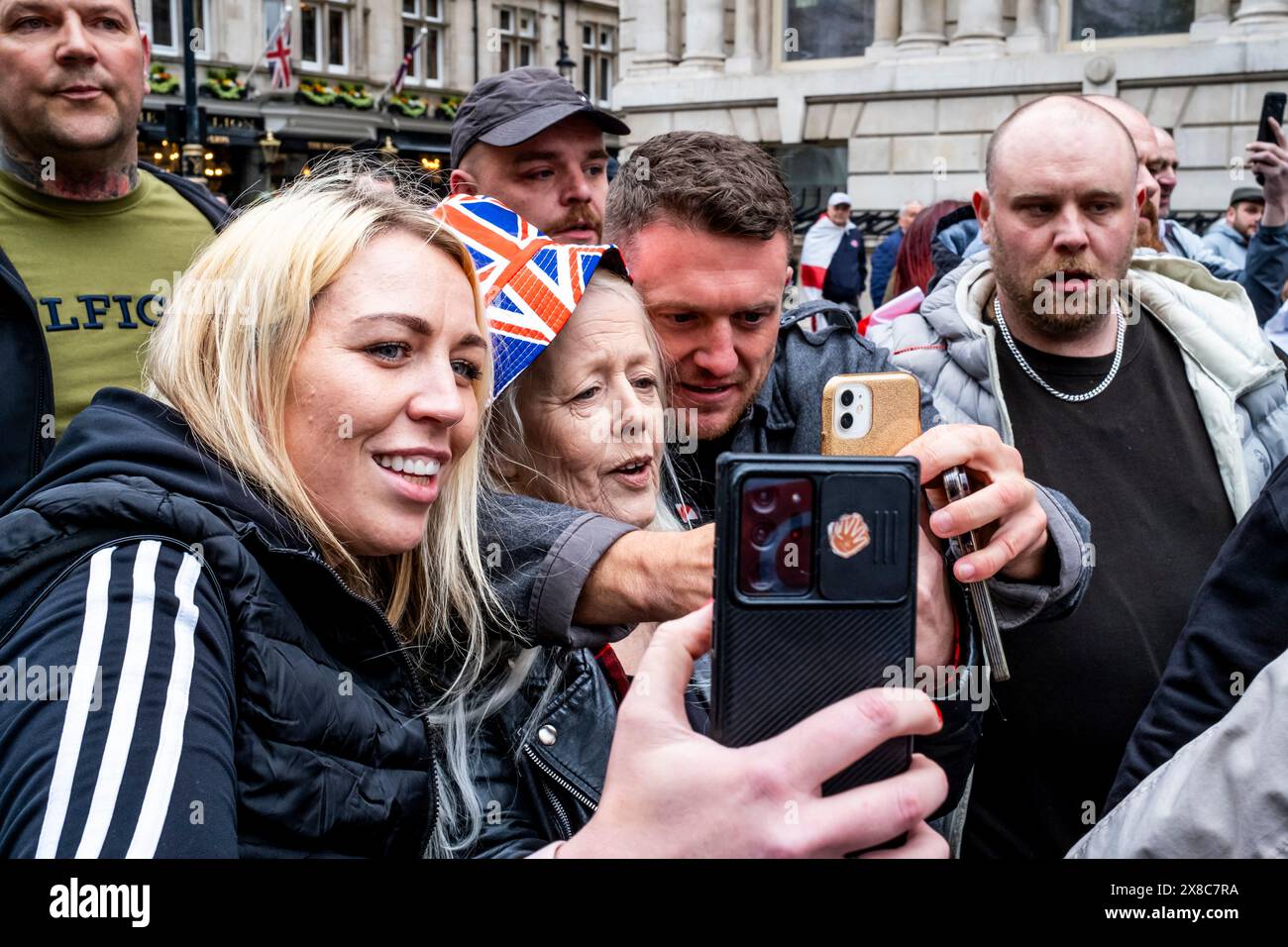 Il cittadino giornalista e attivista politico Tommy Robinson posa per Un Selfie con i sostenitori al St George's Day Rally a Londra, Regno Unito. Foto Stock