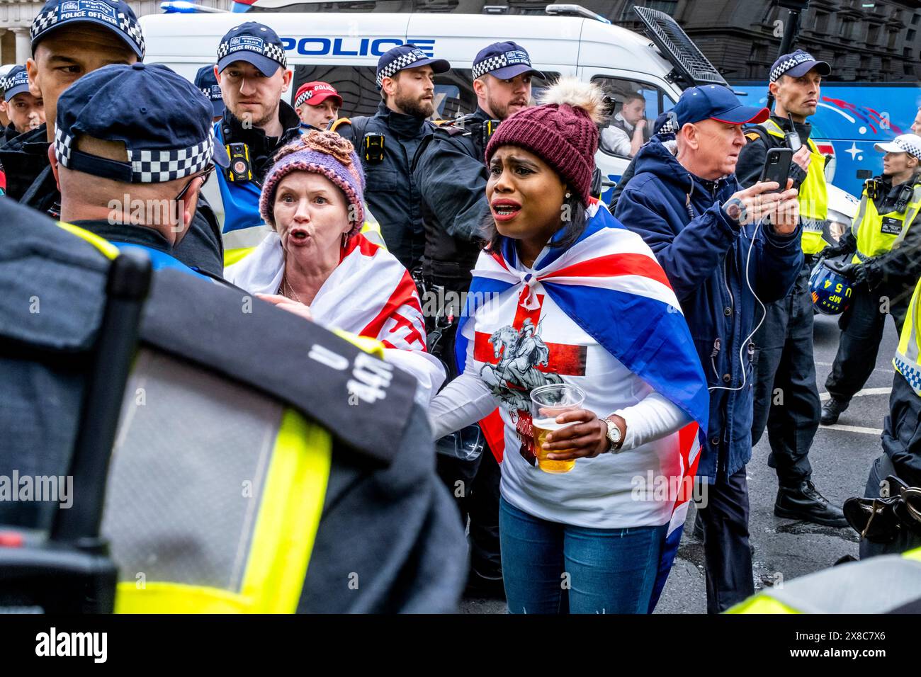 Two Women Shout at Police Officers After Conflict at the St George's Day Celebrations, Londra, Regno Unito. Foto Stock