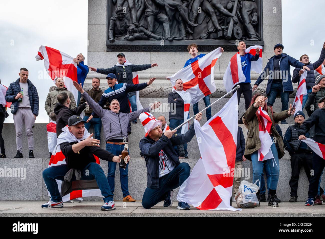 Un gruppo di persone che cantano "Ten German Bombers" a Trafalgar Square durante le celebrazioni per il giorno di San Giorgio, Londra, Regno Unito. Foto Stock