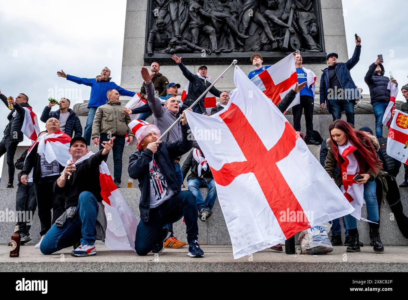 Un gruppo di persone che cantano "Ten German Bombers" a Trafalgar Square durante le celebrazioni per il giorno di San Giorgio, Londra, Regno Unito. Foto Stock