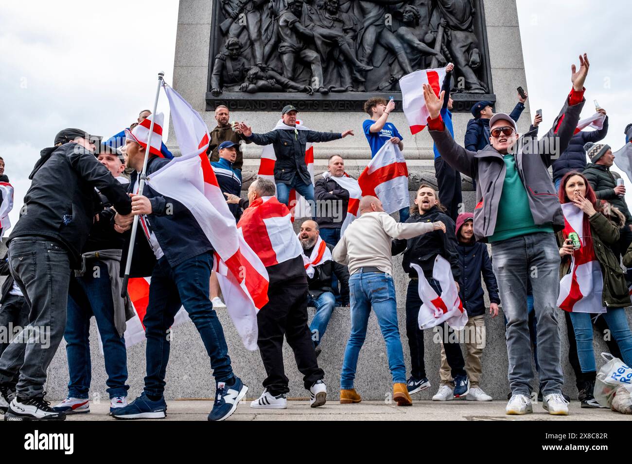 Un gruppo di persone che cantano "Ten German Bombers" a Trafalgar Square durante le celebrazioni per il giorno di San Giorgio, Londra, Regno Unito. Foto Stock