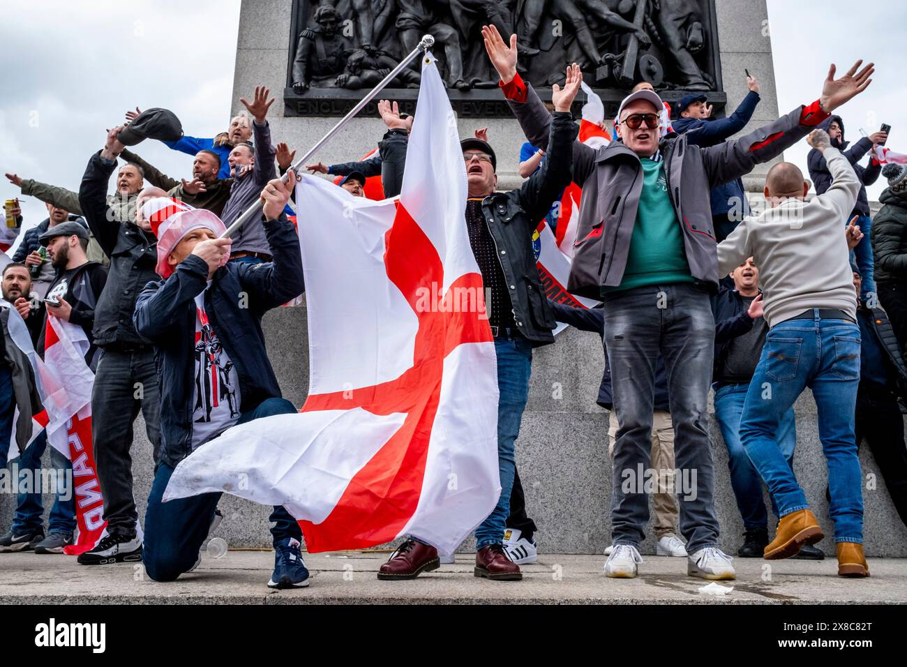 Un gruppo di persone che cantano "Ten German Bombers" a Trafalgar Square durante le celebrazioni per il giorno di San Giorgio, Londra, Regno Unito. Foto Stock