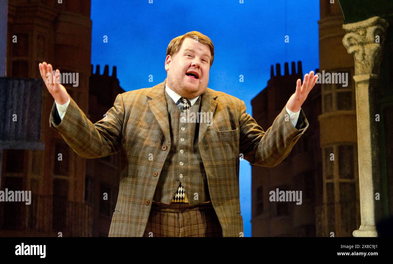 James Corden (Francis Henshall) in ONE MAN, TWO GUVNORS di Richard Bean al Lyttelton Theatre, National Theatre (NT), Londra SE1 24/05/2011 dopo il disegno di Goldoni "The Servant of Two Masters": Mark Thompson illuminazione: Mark Henderson regista: Nicholas Hytner Foto Stock