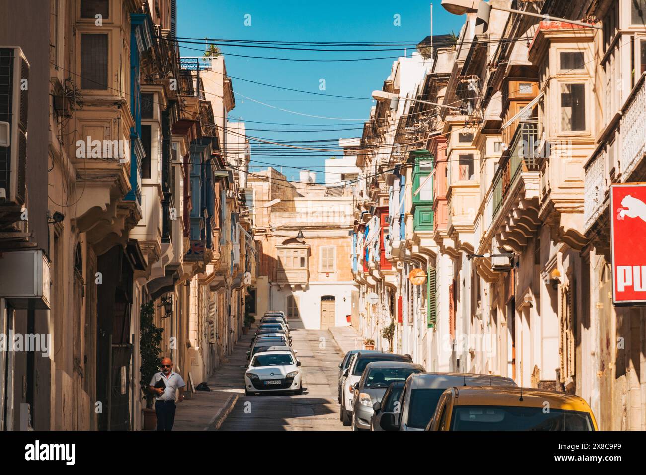 I balconi Gallarija si aprono su una strada a la Valletta, Malta Foto Stock