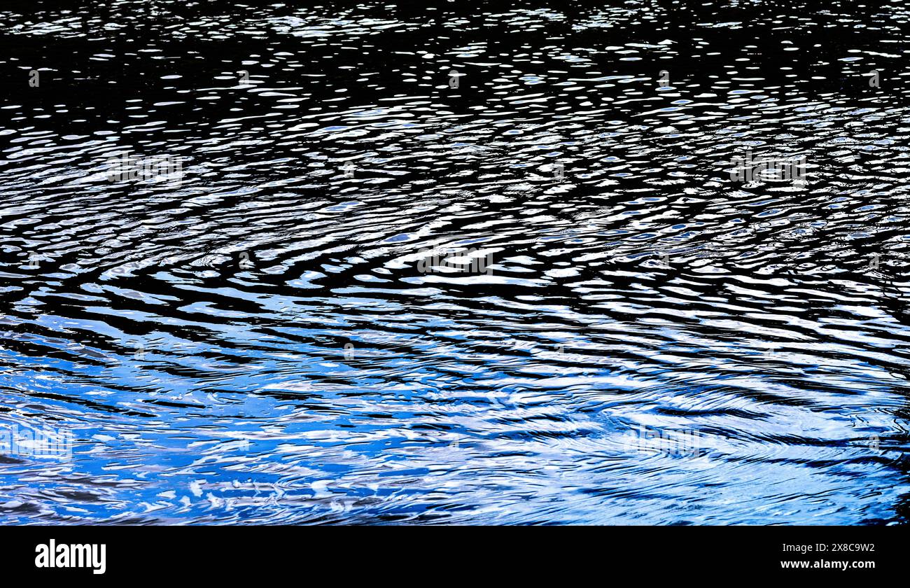 Schiuma e luce riflessa che creano disegni astratti sulla superficie del fiume che scorre - Preuilly-sur-Claise, Indre-et-Loire (37), Francia. Foto Stock