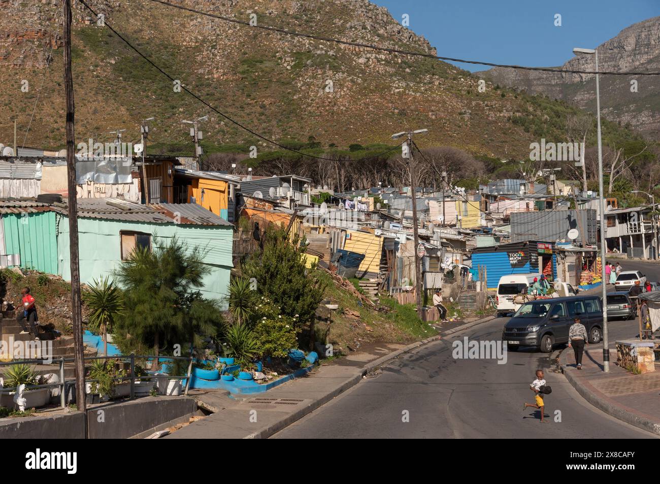 Hout Bay Western Cape, Sudafrica. 11.04. 2024. Strada per l'insediamento informale della cittadina di Imizamo Yethu a Hout Bay vicino a città del Capo. Foto Stock