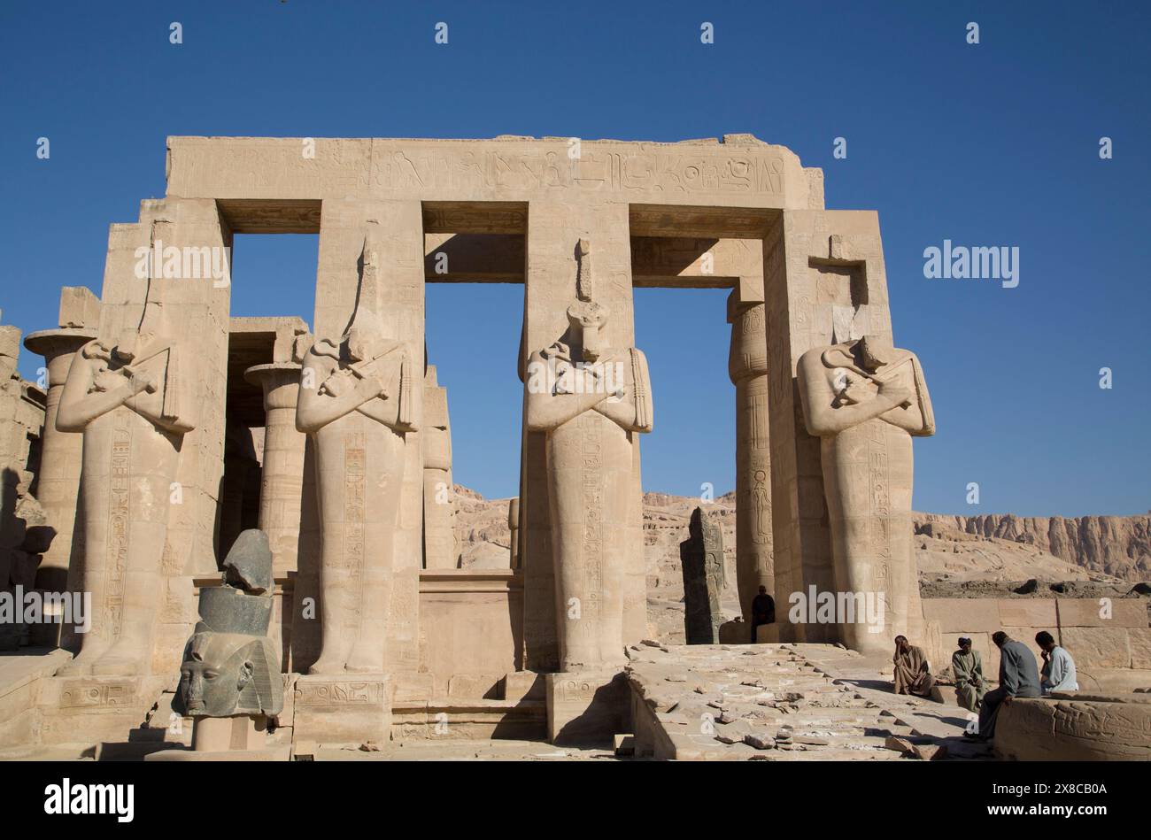 Quattro Statue di Osiride, Hypostyle Hall, il Ramesseum (o tempio mortuario della Ramese II), Luxor, West Bank, la Valle del Nilo, Egitto Foto Stock
