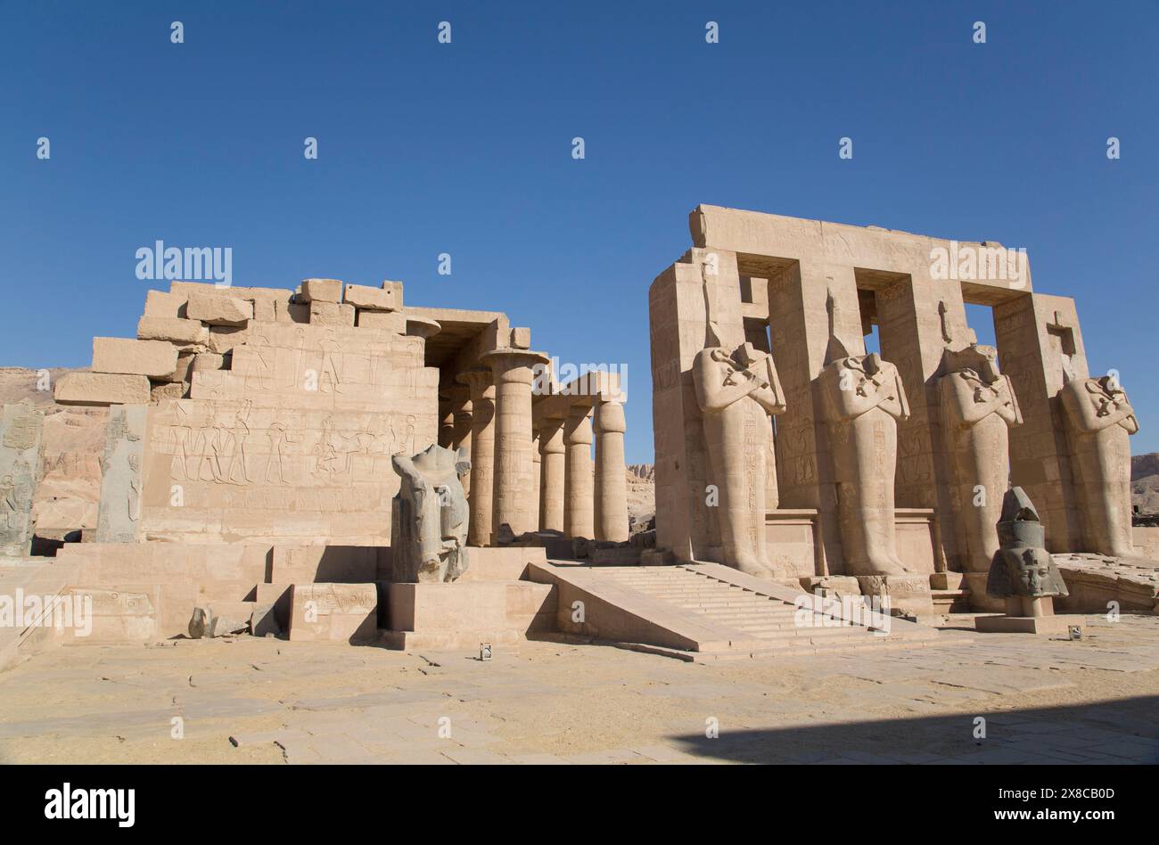Quattro Statue di Osiride, Hypostyle Hall, il Ramesseum (o tempio mortuario della Ramese II), Luxor, West Bank, la Valle del Nilo, Egitto Foto Stock